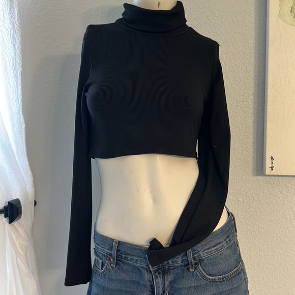 ROMWE Long sleeve turtleneck crop top. - Picture 2 of 6